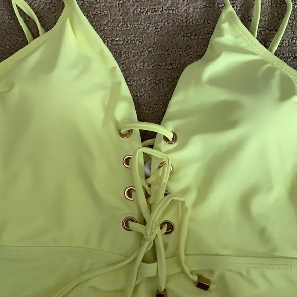 One piece swim suit - Picture 2 of 4